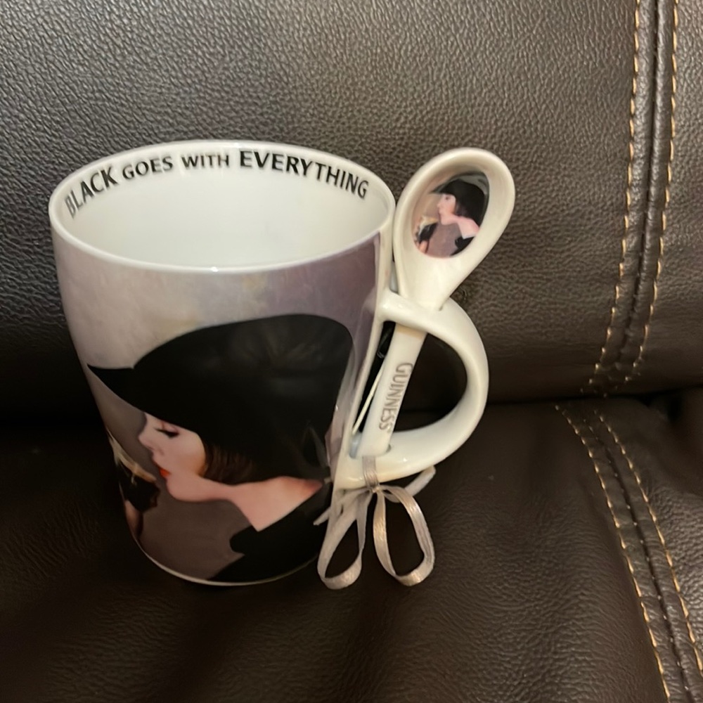 GUINNESS Everything Black Mug And Spoon Set